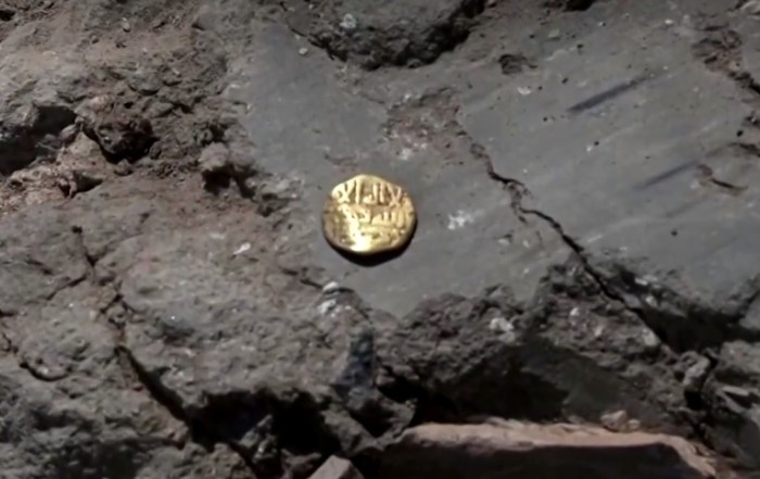 كنز من العملات الذهبية عيار 24 قيراط منذ الخلافة العباسية عثر عليه في وسط إسرائيل