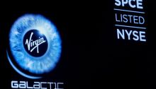 شعار شركة فيرجن جالاكتيك يظهر علي شاشة في سوق الأوراق المالية بمدينة نيويورك - الولايات المتحدة