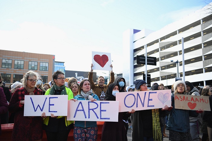 أنصار ضحايا حادث إطلاق النار في مسجد كرايست تشيرش أمام المحكمة العليا في كرايستشيرش بنيوزيلندا، يوم الخميس 27 أغسطس 2020، بعد الحكم على المسلح برينتون تارانت بالسجن مدى الحياة