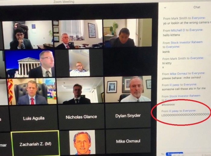جلسة محاكمة قرصان شبكة تويتر ويظهر في الجانب الأيمن مشاركة بالضحك من أحد الحاضرين في سخرية من المحاكمة