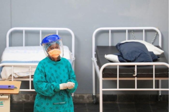 عاملة بمجال الرعاية الصحية تقف في مستشفى ميداني مؤقت بالقرب من كيب تاون يوم 21 يوليو 2020