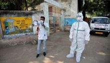 في بعض المناطق بالهند، يحاول موظفو القطاع الصحي تعقب انتشار مرض كورونا بزيارة منزل تلو الآخر