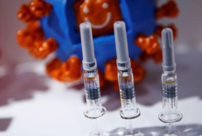 جرعات من لقاح تجريبي لفيروس كورونا تطوره شركة سينوفاك بيوتيك في بكين يوم 5 سبتمبر 2020