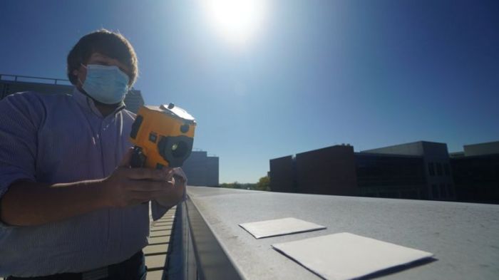 استخدم الباحثون كاميرا تسجل الأشعة تحت الحمراء لمقارنة أداء التبريد لنماذج من الطلاء الأبيض