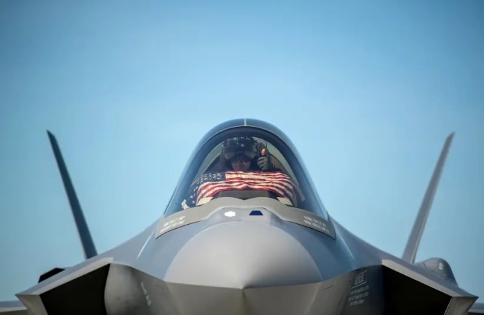 طيار لمقاتلة طراز F-35 يستعد للإقلاع من قاعدة فيرمونت الجوية للحرس الوطني بعلم الولايات المتحدة ، 22 مايو 2020
