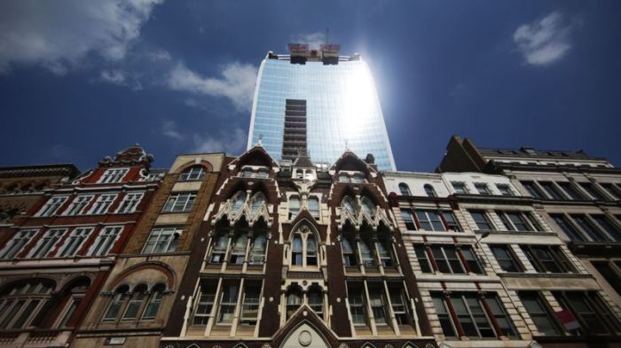 في الدول الحارة تتكلف عملية تبريد المباني مبالغ طائلة لتشغيل أجهزة التكيف