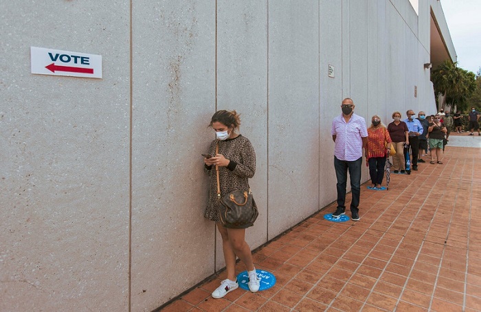 اصطف الناخبون للإدلاء بأصواتهم يوم الاثنين 19 أكتوبر 2020 في مدينة وستشستر بولاية فلوريدا ، الولاية ساحة معركة ساخنة في السباق الرئاسي