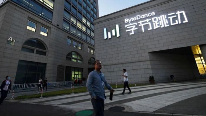 أشخاص أمام المقر الرئيسي لشركة "بايت دانس" في بكين، وهي الشركة المالكة لتطبيق تيك توك
