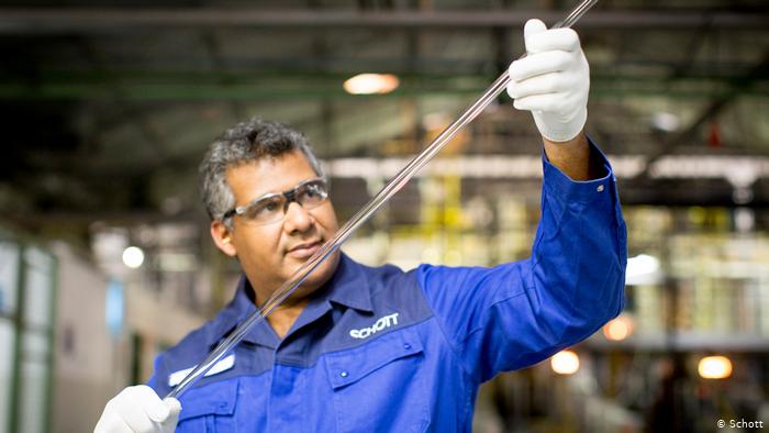 إنتاج أنابيب زجاجية خاصة لدى شركة شوت