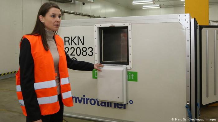 عاملة بشركة توصيل الطرود الألمانية "DHL" تشرح كيفية عمل حاويات نقل الأدوية عبر ما يسمى بـ "النقل الجليدي الجاف".