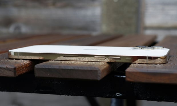 جوانب أيفون 12 برو ماكس المصنوعة من الفولاذ المقاوم للصدأ مصقولة لتلمع مثل المرآة ، كما هو موضح هنا باللون الذهبي