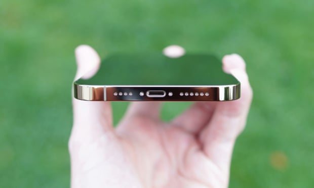 لا يوجد بعلبة جهاز أيفون 12شاحن كهربائي، فقط كابل USB-C، لا يتم شحن الموبايل بشكل أسرع باستخدام شاحن بقوة 45 وات مقارنة بشاحن بقوة 20 وات