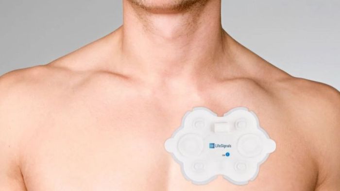 تراقب شرائط "لايف سيغنالز" اللاصقة المؤشرات الحيوية وترسل البيانات لكل من الموظف وصاحب العمل