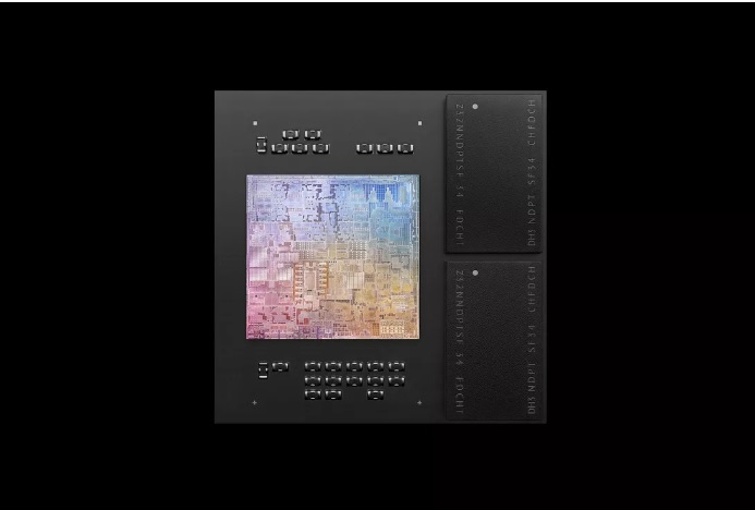 تستخدم أجهزة ماك الجديدة من أبل حزمة شرائح إلكترونية تجمع بين معالج الشركة M1، على اليسار، مع وحدتي ذاكرة، على اليمين