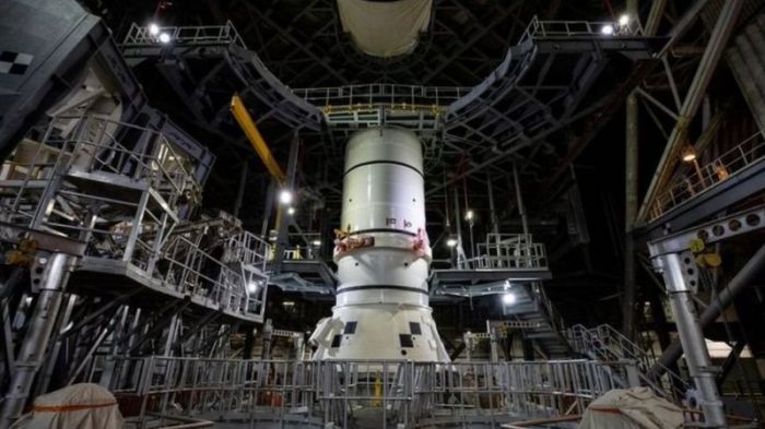 قام المهندسون بتركيب أول أجزاء صاروخ الدفع يوم 21 نوفمبر