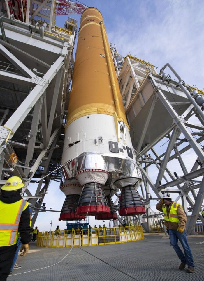 تم تثبيت أول نواة SLS على منصة الاختبار في ولاية ميسيسيبي