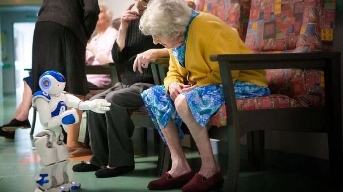 جرى تطوير مجموعة متنوعة من التقنيات، بما في ذلك الروبوتات، لمساعدة كبار السن