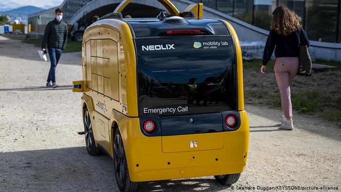 سيارة البريد السويسري تقوم بتوصيل الرسائل بدون سائق