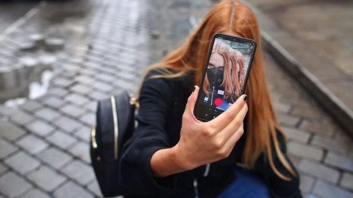 مستخدمة لتطبيق تيك توك تسجل مقطع فيديو لنفسها في مدريد