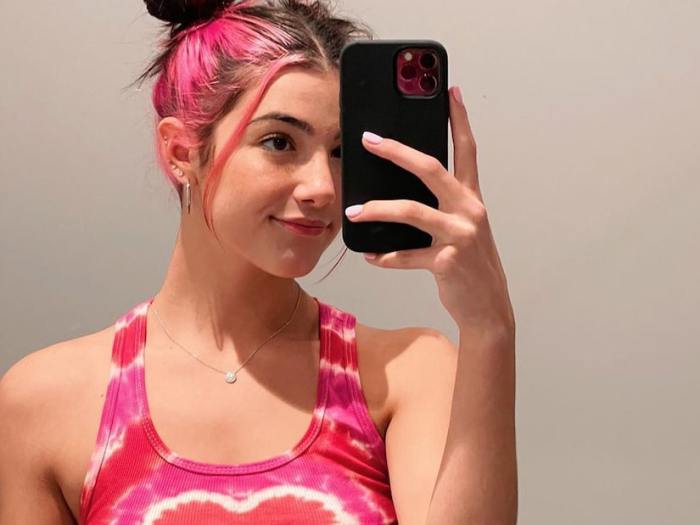 النجمة تشارلي داميليو هي أول شخص يصل متابعيه الي 100 مليون شخص علي شبكة تيك توك