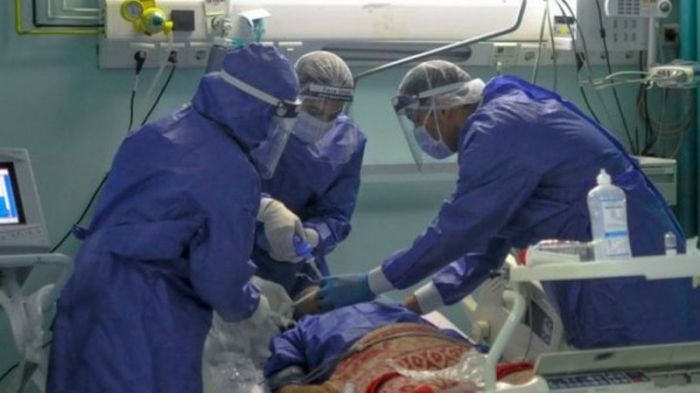 مريض كورونا يعالج في غرفة العناية المركزة بأحد المستشفيات المصرية