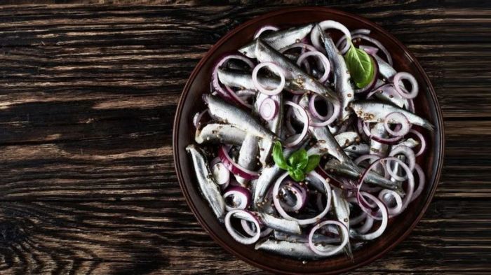 تُنصح الحوامل بعدم تجاوز حصتين أسبوعيا من الأسماك الدهنية مثل سمك الرنجة الصغيرة، لاحتوائها على نسبة عالية نسبيا من مركبات ثنائي الفينيل متعدد الكلور