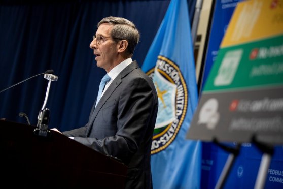 جو سيمونز ، رئيس لجنة التجارة الفيدرالية، التي كانت تحقق مع فيسبوك منذ العام الماضي