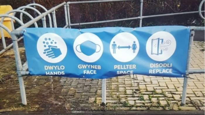 شعار أنجلسي المكون من أربع كلمات لمكافحة فيروس كورونا