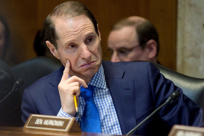 السناتور رون وايدن من ولاية أوريجون