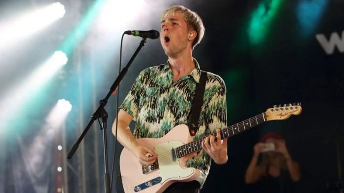 حققت أغنية "كوني بجواري" للمطرب ويل جوزيف كوك مؤخرا انتشارا واسعا على تطبيق تيك توك