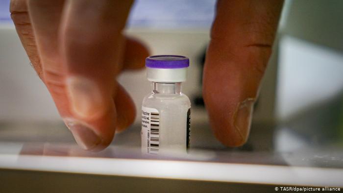 يروج محتالون للقاحات مزورة ضد كورونا على الإنترنت