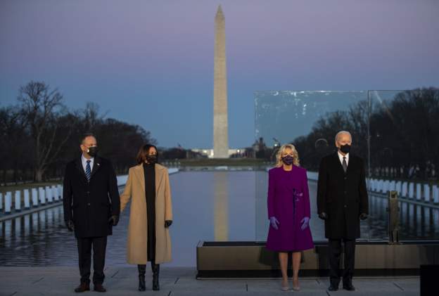 الرئيس المنتخب جو بايدن , مع زوجته جيل بايدن، ونائبة الرئيس المنتخب كامالا هاريس، مع زوجها دوغ إمهوف ، يشاركون في حفل تذكاري لـضحايا كوفيد 19أمام نصب لنكولن التذكاري في واشنطن 19 يناير 2021.