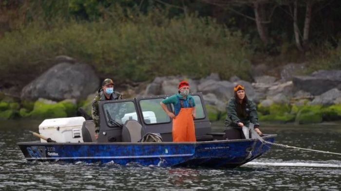 لاحظت كورداليس، التي تصطاد مع أبيها وأختها في ينهر كلاماث، أن أعداد السلمون في النهر تراجعت كثيرا منذ طفولتها