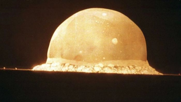 شكلت أول عملية تفجير قنبلة ذرية بداية حقبة خطيرة في تاريخ البشرية