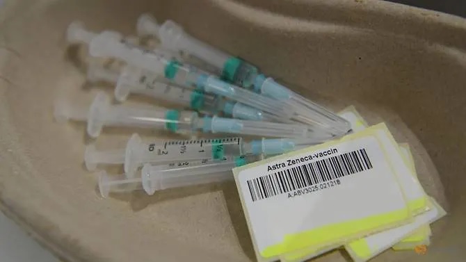 حقن لقاح استرازينيكا بمركز تطعيم مرض كوفيد -19 في أنتويرب ببلجيكا في 12 فبراير 2021