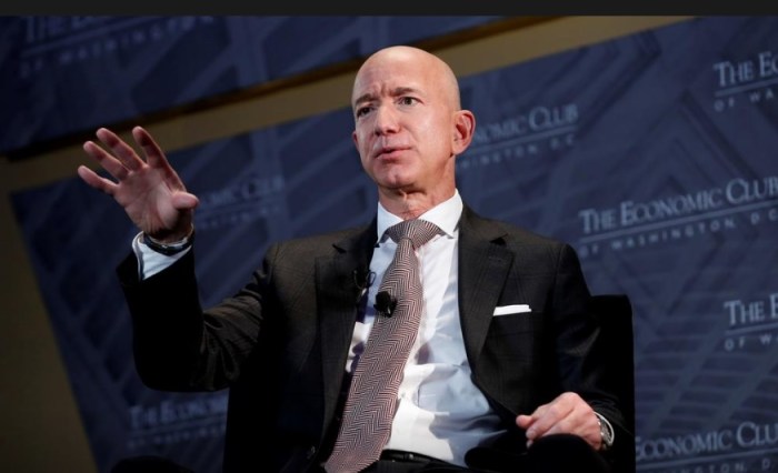 جيف بيزوس مؤسس شركة أمازون عملاق التجارة الإلكترونية والخدمات السحابية