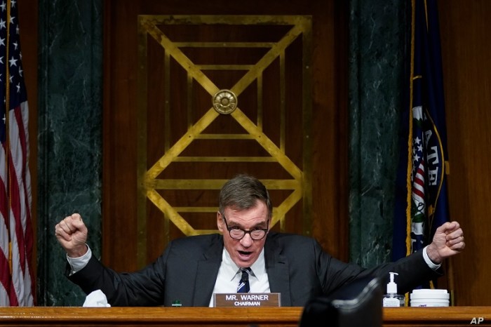 السناتور مارك وارنر، ديمقراطي، رئيس لجنة المخابرات بمجلس الشيوخ يتحدث خلال جلسة استماع في الكابيتول هيل يوم 23 فبراير 2021 في واشنطن