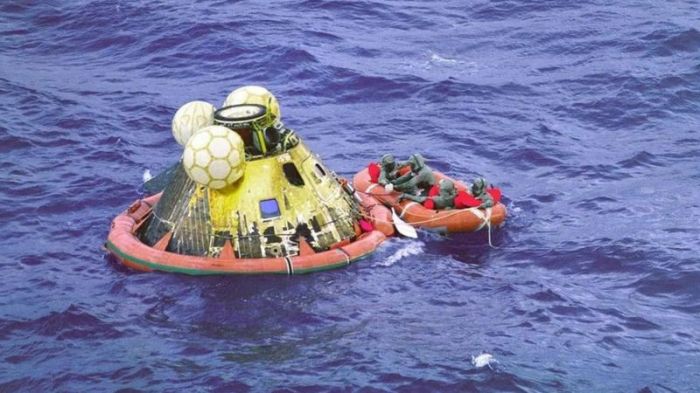 كبسولة فضاء تهبط في المحيط