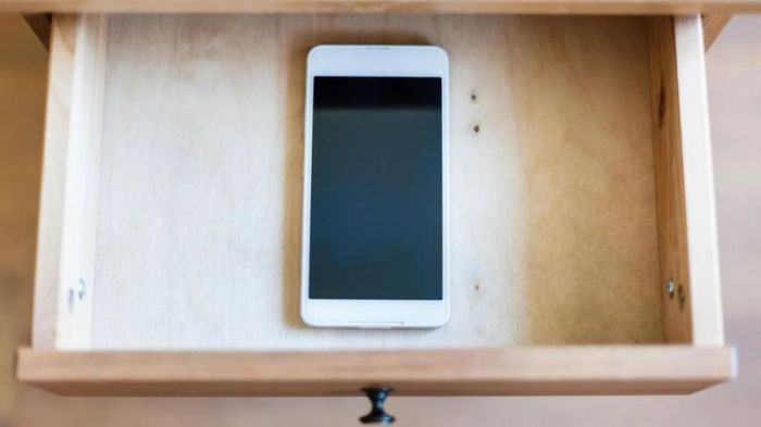 من الممكن أن توقف تشغيل الموبايل وتضعه في أحد الأدراج لبعض الوقت، في ضوء أنك لست مضطرا إلى الرد على كل الرسائل النصية التي تَرِدَك في التو واللحظة