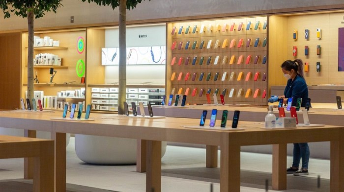 أعادت شركة أبل فتح جميع متاجرها بالولايات المتحدة لعد أنحسار مخاطر فيروس كورونا