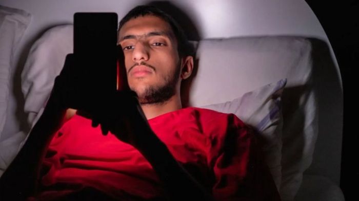 عندما نحس بأننا فقدنا السيطرة على الأمور، يساعدنا الانهماك في مطالعة الأخبار السيئة، مهما كان مدى سلبيتها، على أن نشعر بأننا قادرون على جمع المعلومات الأساسية بالنسبة لنا