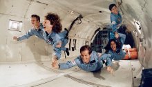 بيل نيلسون، في الأسفل، مع رواد فضاء آخرين يتدربون علي بيئة إنعدام الجاذبية لمهمة مكوك فضاء في عام 1985