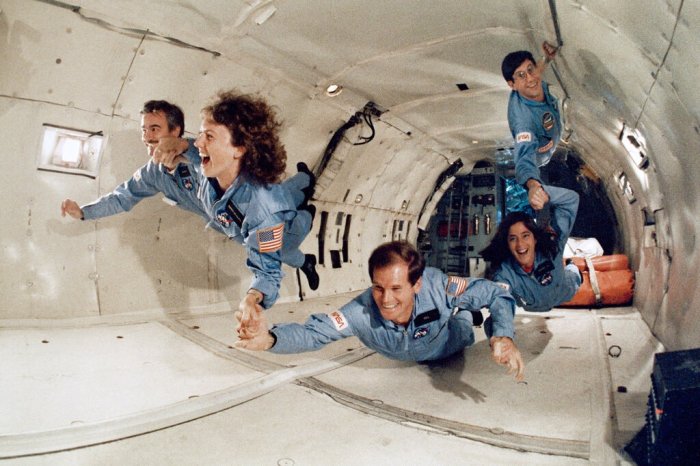 بيل نيلسون، في الأسفل، مع رواد فضاء آخرين يتدربون علي بيئة إنعدام الجاذبية لمهمة مكوك فضاء في عام 1985