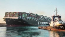 ناقلة الحاويات العملاقة إيفر جيفن أثناء إعادة إبحارها بعد أن أغلقت قناو السويس لمدة أسبوع تقريبا بعد جنوحها داخل المجري المائي