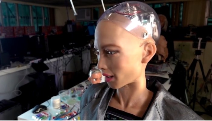 الروبوت صوفيا وهي تقف في مرسمها