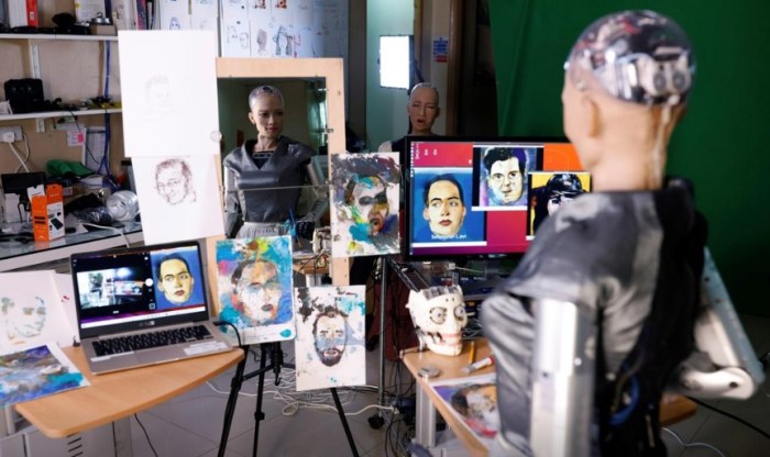 الفنانة الروبوت صوفيا تقف بأعتزاز أمام أعمالها الفنية