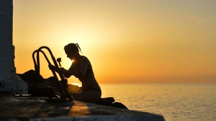 يعتقد الكثير من السباحين أن ممارسة ريضاة السباحة في الماء البارد يحسن الأنظمة الحيوية للجسم