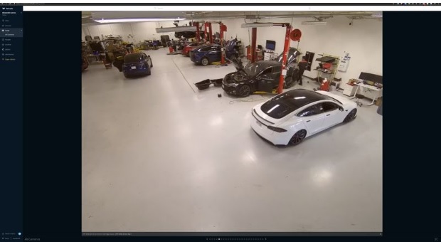 صورة من مقطع فيديو أحد مراكز الخدمة لشركة تسلا للسيارات الكهربائية