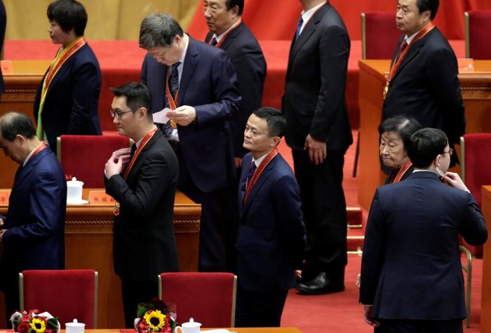 جاك ما، مؤسس علي بابا (في منتصف الصورة)، اتهم المنظمين الماليين الصينيين العام الماضي بإعاقة الابتكار