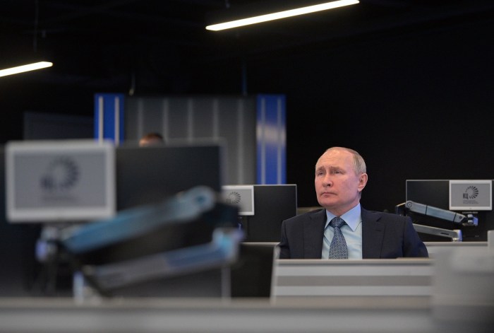 الرئيس الروسي فلاديمير بوتين يزور مركز التنسيق التابع للحكومة الروسية في موسكو، روسيا، الثلاثاء 13 أبريل 2021